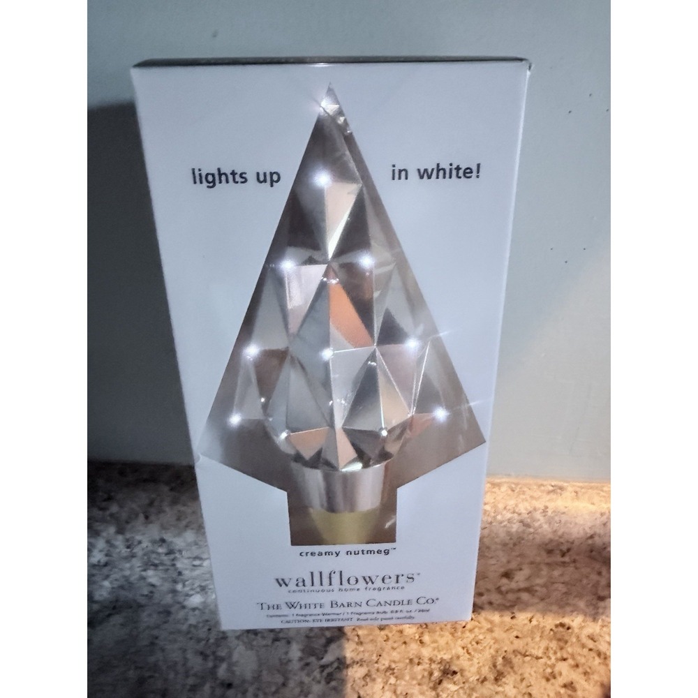 Bath & Body Works White Barn Candle Wallflowers Creamy Nutmeg Tree Lights Up